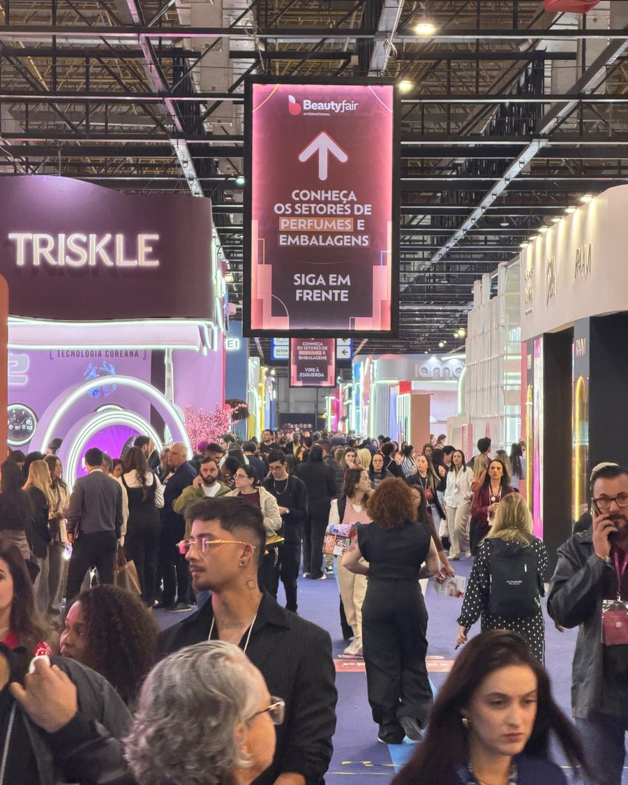 Corredor de feira da indústria cosmética visto de dentro do evento